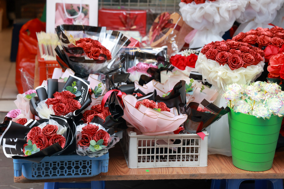 Hoa sáp tại các cửa hàng lưu niệm dao động từ 150.000 đồng- 400.000 đồng tuỳ vào mẫu mã và kích thước. (Ảnh: Minh Hiếu/Vietnam+)