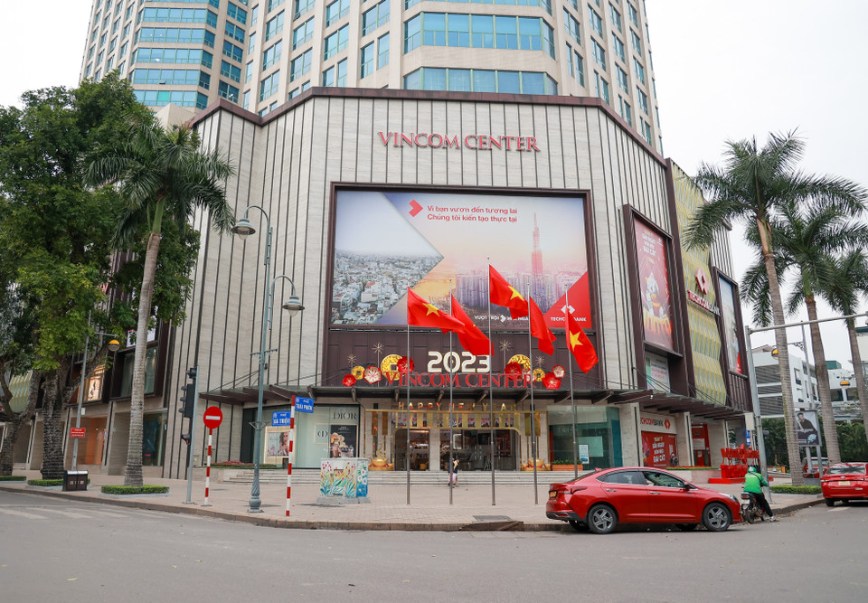 Thời điểm gần 10 giờ sáng, khu vực bên ngoài một trung tâm thương mại quận Hai Bà Trưng khá vắng vẻ, không có những chiếc xe chở bóng bay tụ tập quanh vỉa hè nơi đây như mọi khi. (Ảnh: Minh Hiếu/Vietnam+)