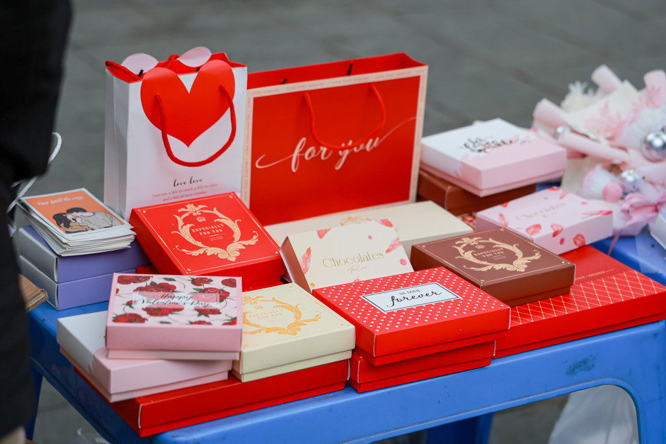 Chocolate handmade năm nay xuất hiện với đa dạng những mẫu mã và được trang trí bắt mắt, thu hút sự chú ý của phần lớn khách mua hàng. Chocolate handmade thường được chia thành các hộp 6-9-12-15 viên và được trang trí bởi những hộp giấy bắt mắt. (Ảnh: Minh Hiếu/Vietnam+)