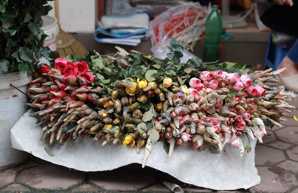 Các chủ tiệm hoa cho biết, vào những ngày cận Lễ, giá hoa tăng từ 10-20% so với ngày thường. Cụ thể, hoa hồng nhập dao động từ 70.000-90.000 đồng/bông trong khi hoa hồng Đà Lạt có giá rẻ hơn, dao động từ 25.000-30.000 đồng/bông; hướng dương có giá khoảng 220.000 đồng/chục bông và địa lan từ 120.000-150.000 đồng/ bó 5 bông... (Ảnh: Minh Hiếu/Vietnam+) 