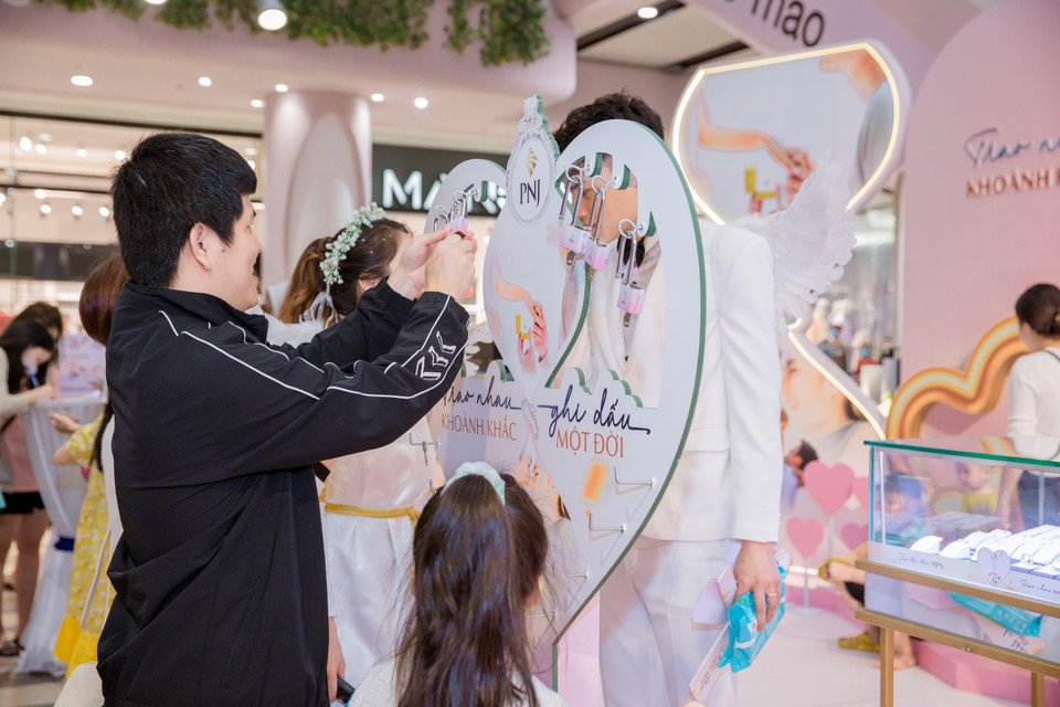 Hệ thống kinh doanh vàng bạc đá quý Phú Nhuận (PNJ) tổ chức PNJ các booth hoạt động, mini-game, chụp hình check-in thu hút nhiều người dân tham gia. (Ảnh: Minh Hiếu/Vietnam+)