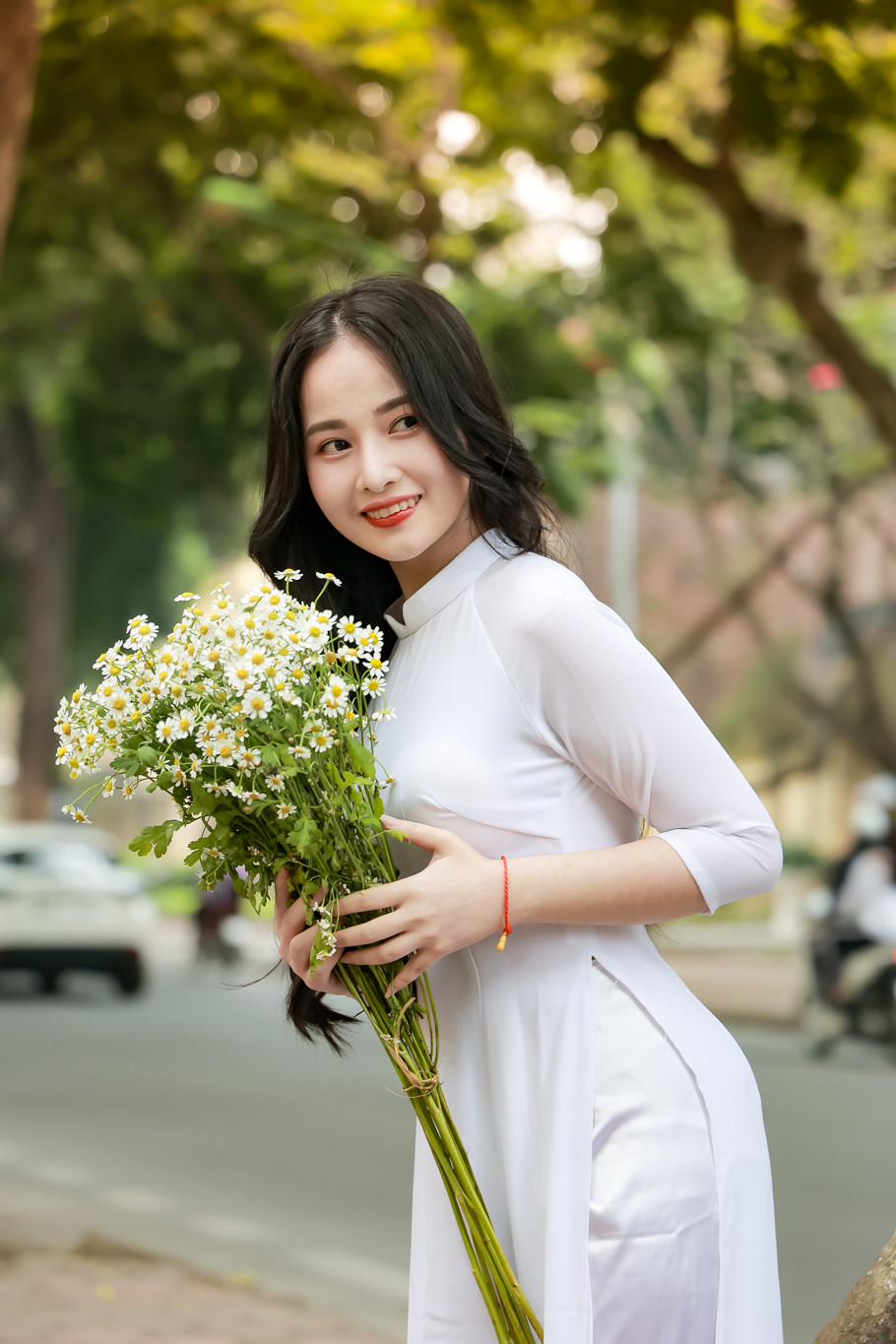 Thiếu nữ trong tà áo dài trắng tinh khôi trên con phố Phan Đình Phùng. (Ảnh: Minh Hiếu/Vietnam+)