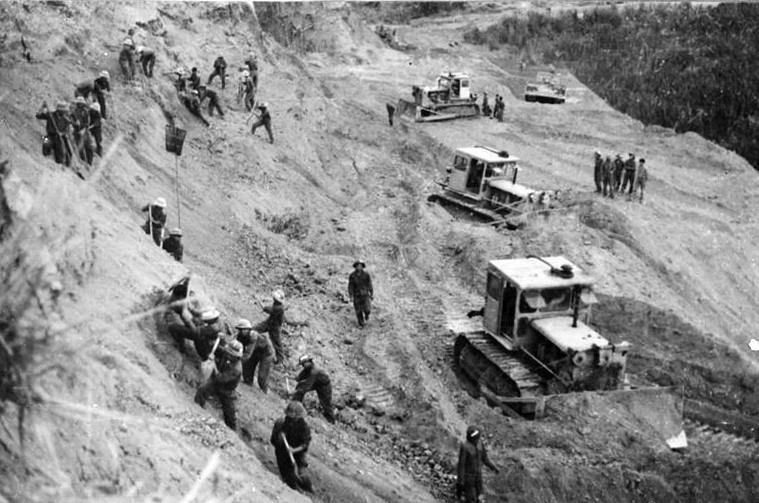 Suốt 16 năm, từ ngày mở đường đến khi kết thúc chiến tranh, bộ đội Trường Sơn đã xây dựng được hơn 20.000km đường ôtô, 1.400km đường ống dẫn xǎng dầu, 3.140km 'đường kín' cho xe chạy ban ngày và hàng ngàn cầu, cống, ngầm. (Ảnh: Vương Khánh Hồng/TTXVN)