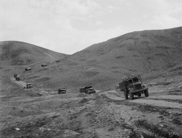 Đoàn xe ra tiền tuyến qua chặng đường đầy hố bom của địch ở khu vực ngã ba Đồng Lộc (Nghệ Tĩnh) - trọng điểm đánh phá ác liệt của máy bay Mỹ suốt ngày đêm. (Ảnh: Văn Sắc/TTXVN)