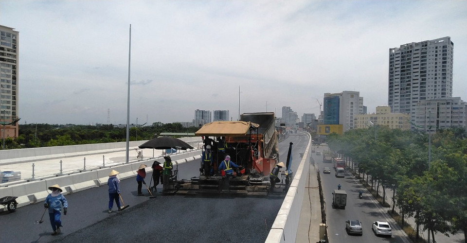 Dự kiến trong 10 ngày tới, đơn vị thi công sẽ hoàn thành thảm nhựa dày 7cm gồm 2 lớp toàn bộ mặt đường trên cầu. (Ảnh: Việt Hùng/Vietnam+)