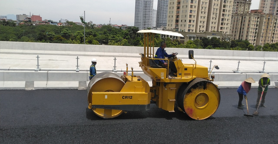 Lu lèn chặt nhựa đảm bảo độ mịn của nền đường. (Ảnh: Việt Hùng/Vietnam+)