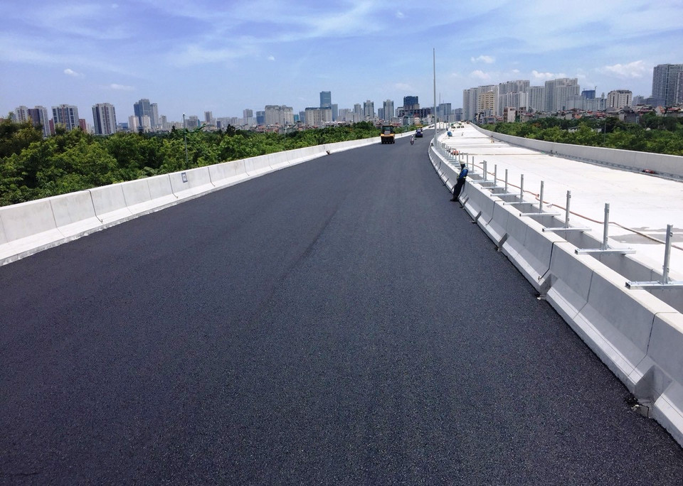 Dự án xây dựng cầu cạn đoạn Mai Dịch-Nam Thăng Long khi được thi công xong sẽ khớp nối đồng bộ với đường vành đai 3 dưới thấp. (Ảnh: Việt Hùng/Vietnam+)