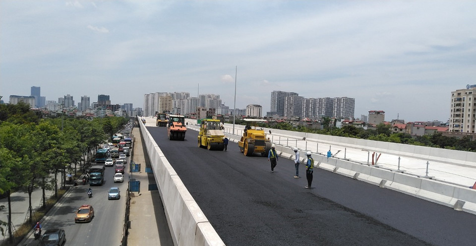 Dự án xây dựng vẫn đang đáp ứng tiến độ các gói thầu và chủ đầu tư yêu cầu các nhà thầu tập trung máy móc, nhân công, nguyên vật liệu thi công thảm nhựa mặt đường trên cầu cạn. (Ảnh: Việt Hùng/Vietnam+)