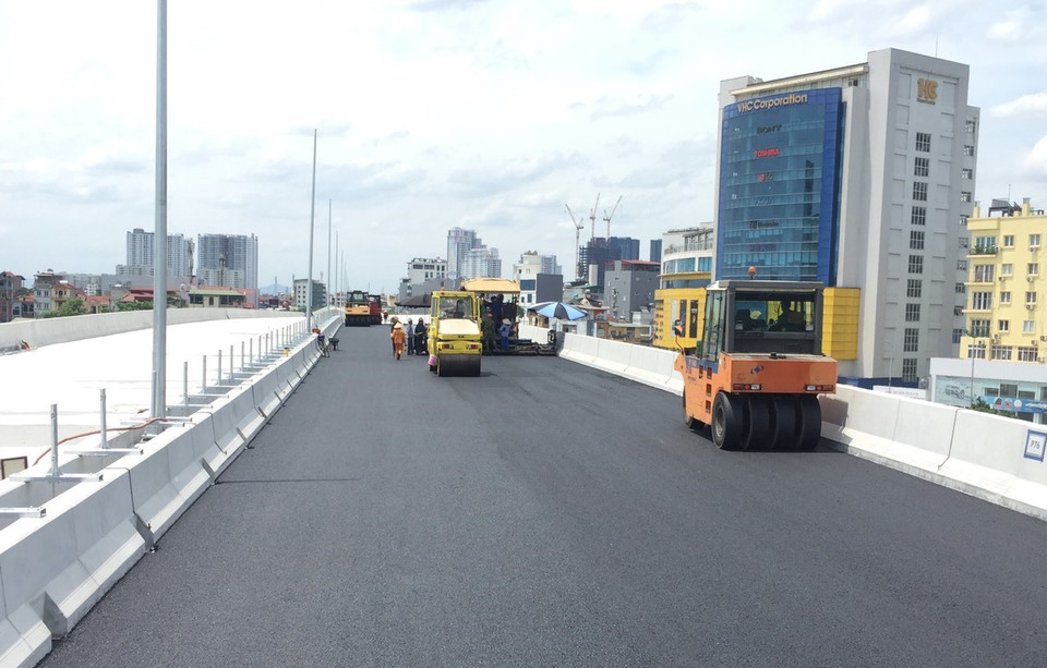 Dự án xây dựng cầu cạn đoạn Mai Dịch-Nam Thăng Long được khởi công từ tháng 5/2018 và ấn định thời gian hoàn thành vào tháng 9/2020. (Ảnh: Việt Hùng/Vietnam+)