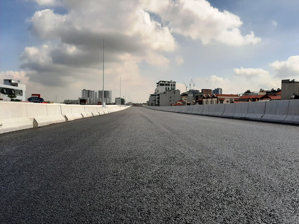 Cầu cạn Mai Dịch-Nam Thăng Long có quy mô đường cao tốc 4 làn xe, tốc độ thiết kế 100km/giờ, đoạn cuối tuyến châm chước vận tốc 80km/giờ. (Ảnh: Việt Hùng/Vietnam+)
