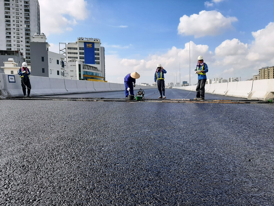 Khẩn trương tiến hành thi công các khe co giãn trên mặt cầu. (Ảnh: Việt Hùng/Vietnam+)