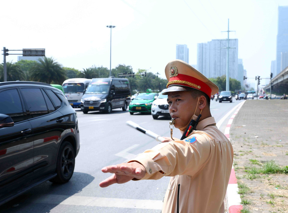 Cán bộ, chiến sỹ đội Cảnh sát Giao thông số 6 điều tiết, phân luồng đảm bảo An toàn giao thông tại nút giao Vành đai 3 - Đại lộ Thăng Long. (Ảnh: Phạm Kiên/TTXVN)