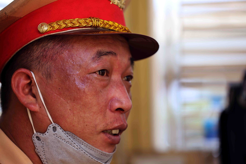  Thiếu tá Nguyễn Văn Thành, đội Cảnh sát Giao thông số 6 sau khi hết ca trực. (Ảnh: Phạm Kiên/TTXVN)