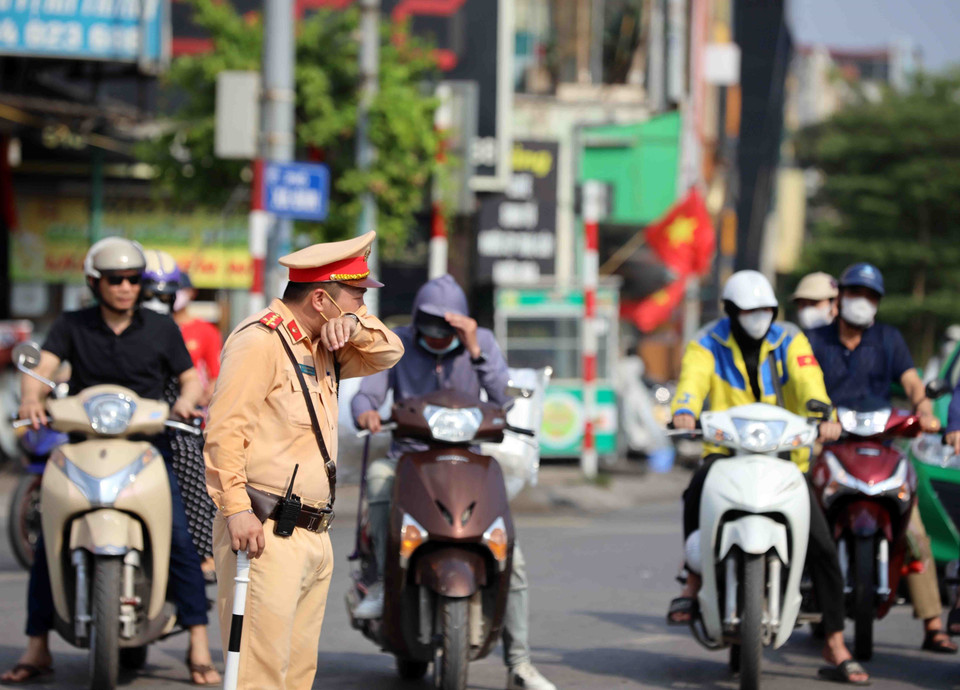 Cảnh sát Giao thông, Công an thành phố Hà Nội làm nhiệm vụ trong nắng nóng. (Ảnh: Phạm Kiên/TTXVN)