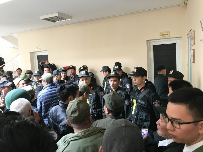  Trụ sở VFF ngày hôm nay trở thành nơi tụ tập của rất đông người hâm mộ, trong đó không ít người tự xưng thương binh đến với yêu cầu mua vé, gây nên cảnh tượng lộn xộn và khó khăn cho lực lượng an ninh. (Ảnh: Trọng Đạt/TTXVN)