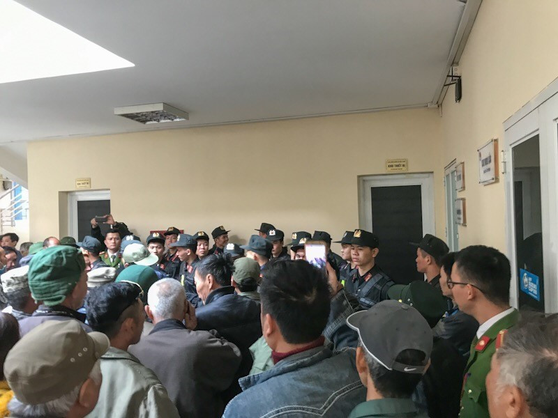 Trụ sở VFF ngày hôm nay trở thành nơi tụ tập của rất đông người hâm mộ, trong đó không ít người tự xưng thương binh đến với yêu cầu mua vé, gây nên cảnh tượng lộn xộn và khó khăn cho lực lượng an ninh. (Ảnh: Trọng Đạt/TTXVN)