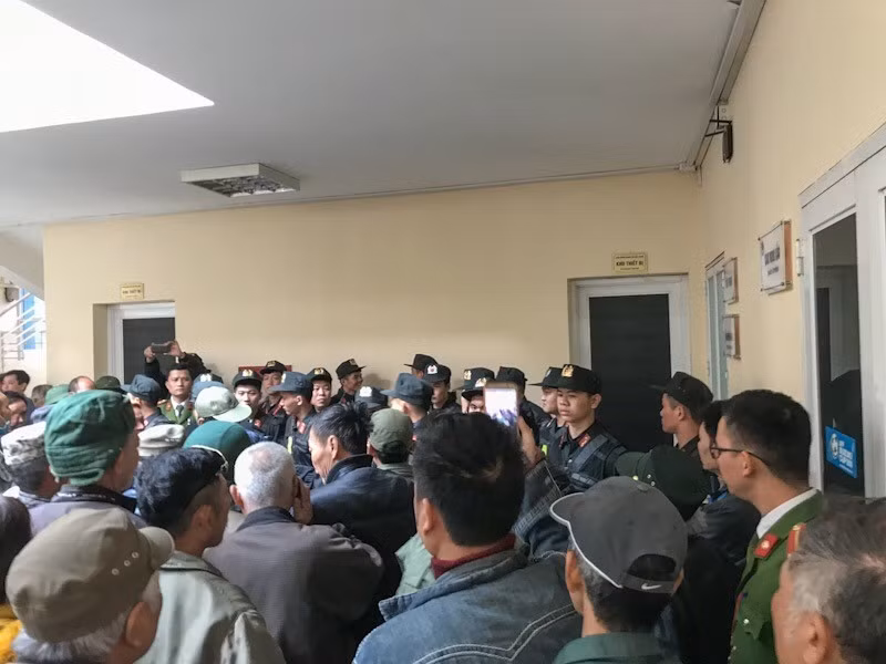 Trụ sở VFF ngày hôm nay trở thành nơi tụ tập của rất đông người hâm mộ, trong đó không ít người tự xưng thương binh đến với yêu cầu mua vé, gây nên cảnh tượng lộn xộn và khó khăn cho lực lượng an ninh. (Ảnh: Trọng Đạt/TTXVN)