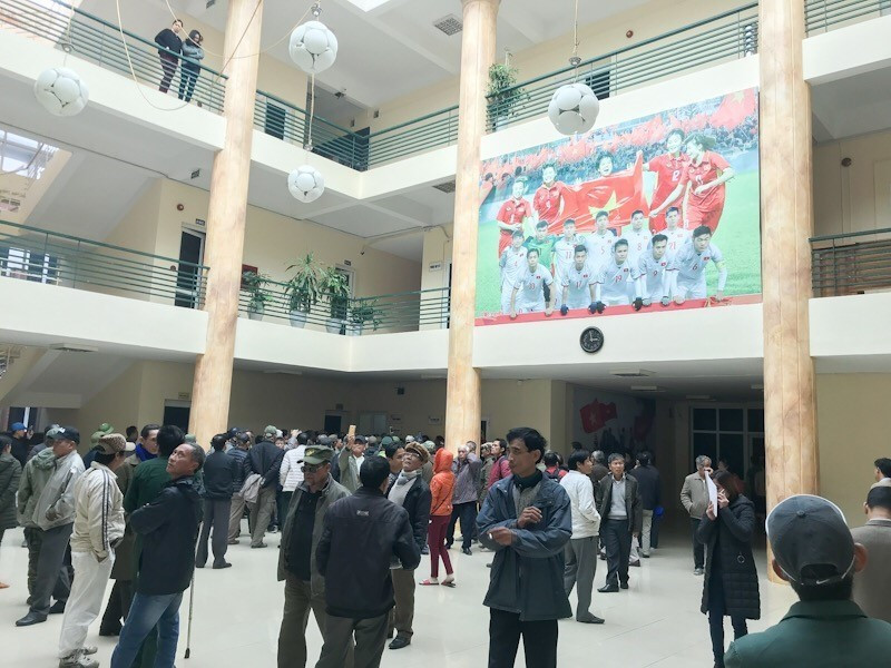 Trụ sở VFF ngày hôm nay trở thành nơi tụ tập của rất đông người hâm mộ, trong đó không ít người tự xưng thương binh đến với yêu cầu mua vé, gây nên cảnh tượng lộn xộn và khó khăn cho lực lượng an ninh. (Ảnh: Trọng Đạt/TTXVN)