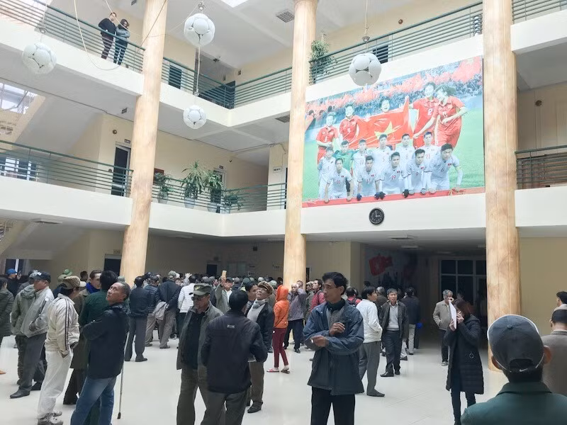 Trụ sở VFF ngày hôm nay trở thành nơi tụ tập của rất đông người hâm mộ, trong đó không ít người tự xưng thương binh đến với yêu cầu mua vé, gây nên cảnh tượng lộn xộn và khó khăn cho lực lượng an ninh. (Ảnh: Trọng Đạt/TTXVN)