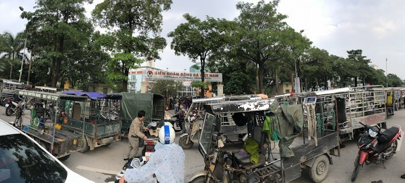 Rất đông người tự xưng thương binh đi xe ba gác có mặt trước cửa trụ sở VFF gây nên cảnh tượng lộn xộn. (Ảnh: Trọng Đạt/TTXVN)