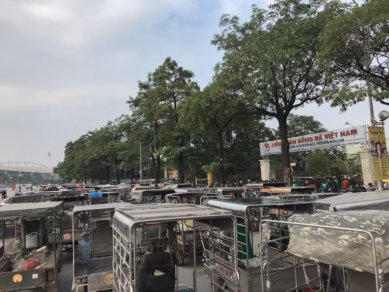 Ngày 10/12, rất nhiều người đi xe ba gác - loại xe thương binh chở hàng, đến trụ sở Liên đoàn Bóng đá Việt Nam (VFF) để yêu cầu được mua vé xem trận chung kết lượt về AFF Suzuki Cup 2018 trên sân vận động quốc gia Mỹ Đình. (Ảnh: Trọng Đạt/TTXVN)