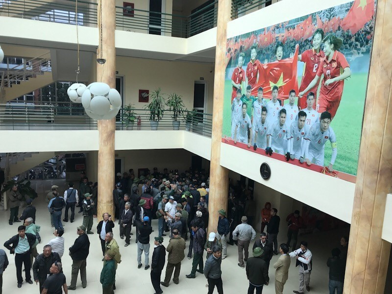 Trụ sở VFF ngày hôm nay trở thành nơi tụ tập của rất đông người hâm mộ, trong đó không ít người tự xưng thương binh đến với yêu cầu mua vé, gây nên cảnh tượng lộn xộn và khó khăn cho lực lượng an ninh. (Ảnh: Trọng Đạt/TTXVN)