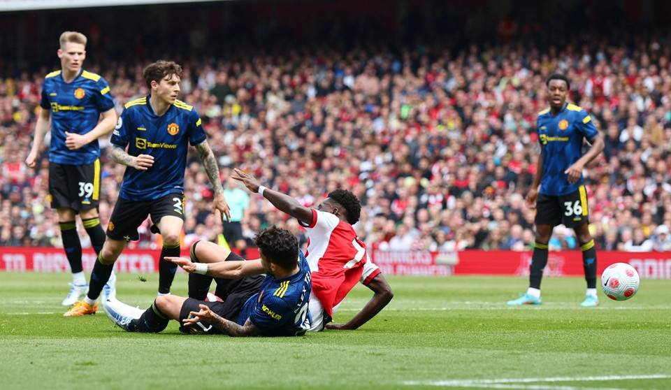 Không những thế, họ còn bị phạt penalty sau tình huống Telles phạm lỗi với Saka trong vòng cấm. (Nguồn: Reuters)