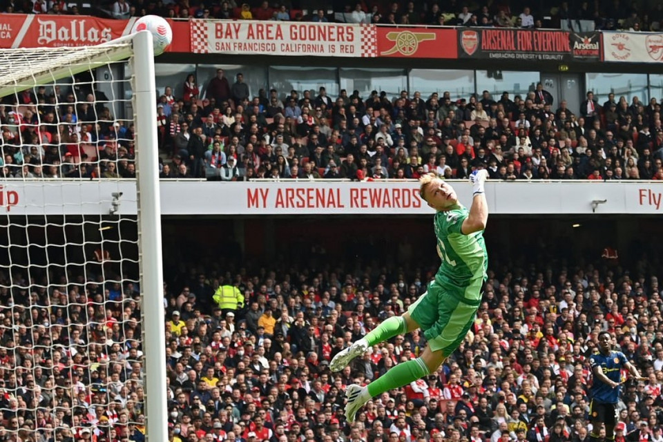 Quỷ đỏ có phần kém may khi cú sút của Dalot đi trúng xà ngang. (Nguồn: Getty)