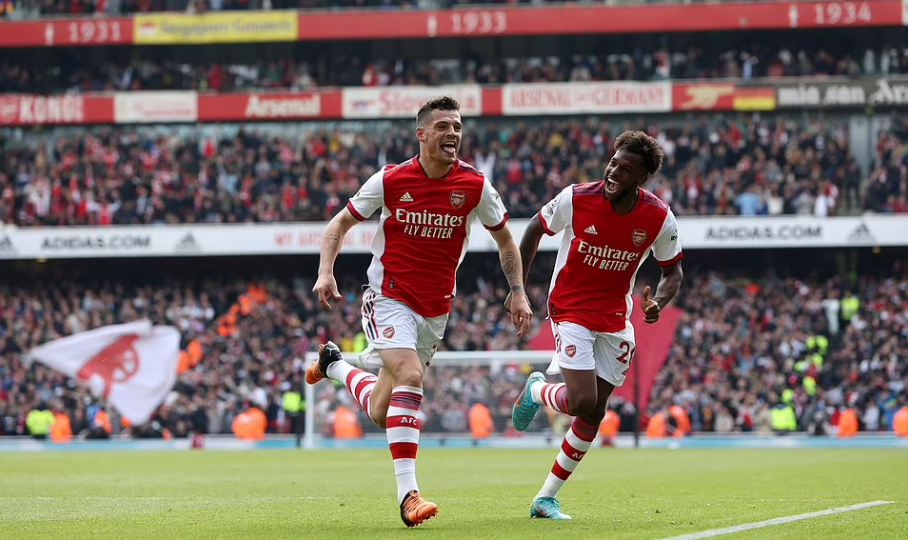 Không thể có bàn gỡ, Quỷ đỏ còn nhận thêm bàn thua thứ 3 sau pha dứt điểm tuyệt đẹp của Granit Xhaka ở phút 70. (Nguồn: Reuters)