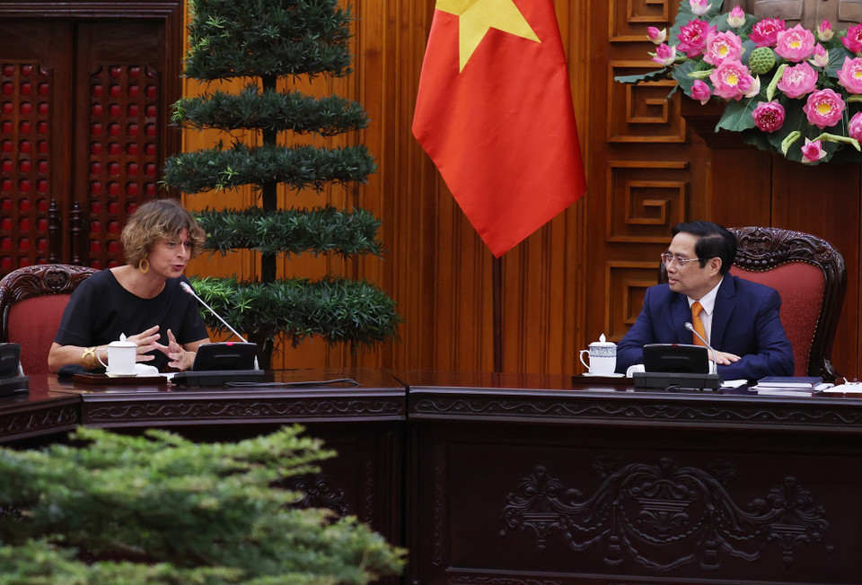 Thủ tướng Phạm Minh Chính tiếp Đại sứ Hà Lan tại Việt Nam Elsbeth Akkerman. (Ảnh: Dương Giang/TTXVN)