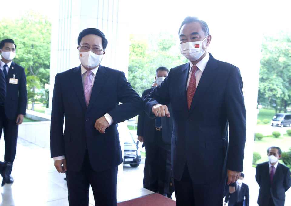 Phó Thủ tướng Thường trực Phạm Bình Minh đón Ủy viên Quốc vụ, Bộ trưởng Ngoại giao Trung Quốc Vương Nghị dự Phiên họp lần thứ 13 Ủy ban Chỉ đạo hợp tác song phương Việt Nam-Trung Quốc. (Ảnh: Lâm Khánh/TTXVN)