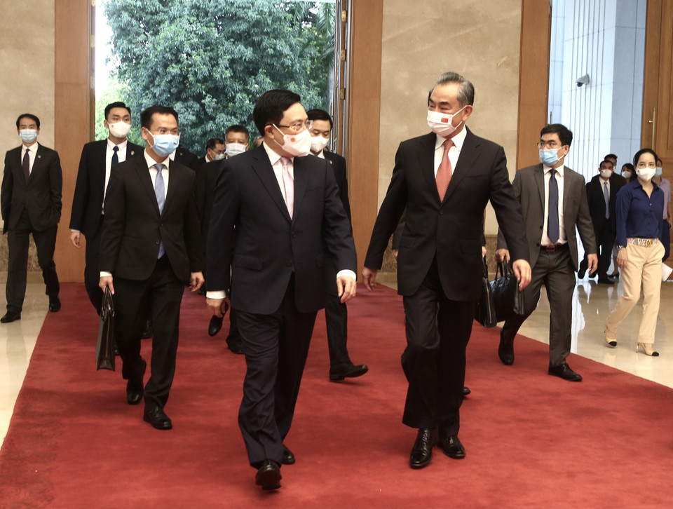 Phó Thủ tướng Thường trực Phạm Bình Minh đón Ủy viên Quốc vụ, Bộ trưởng Ngoại giao Trung Quốc Vương Nghị dự Phiên họp lần thứ 13 Uỷ ban Chỉ đạo hợp tác song phương Việt Nam - Trung Quốc. (Ảnh: Lâm Khánh/TTXVN)