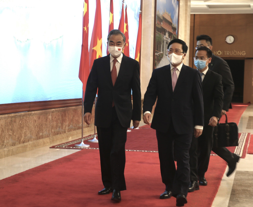 Phó Thủ tướng Thường trực Phạm Bình Minh đón Ủy viên Quốc vụ, Bộ trưởng Ngoại giao Trung Quốc Vương Nghị dự Phiên họp lần thứ 13 Ủy ban Chỉ đạo hợp tác song phương Việt Nam-Trung Quốc. (Ảnh: Lâm Khánh/TTXVN)