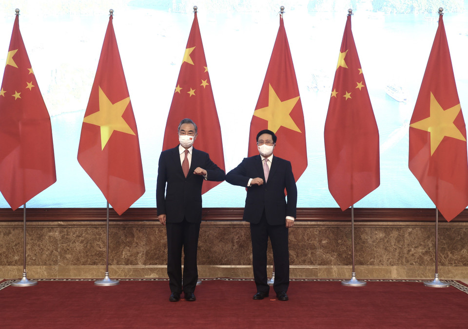 Phó Thủ tướng Thường trực Phạm Bình Minh và Ủy viên Quốc vụ, Bộ trưởng Ngoại giao Trung Quốc Vương Nghị chụp ảnh chung. (Ảnh: Lâm Khánh/TTXVN)