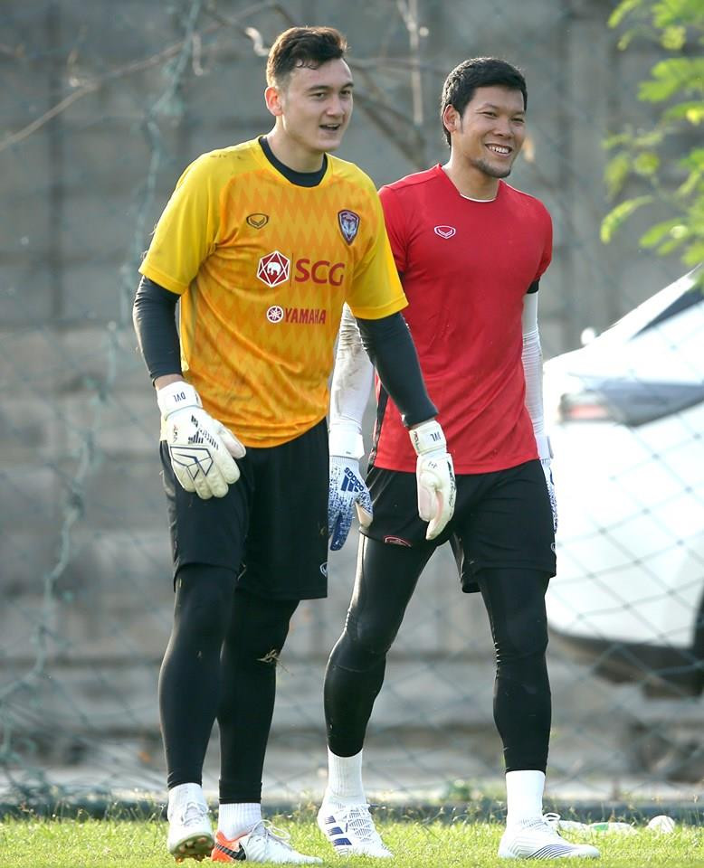 Chiều 18/5, buổi tập đầu tiên của Kawin tại Muangthong diễn ra thoải mái. Ống kính máy ảnh liên tục bắt được khoảnh khắc anh cùng thủ môn tuyển Việt Nam cười nói và trao đổi. (Nguồn: Muangthong United)