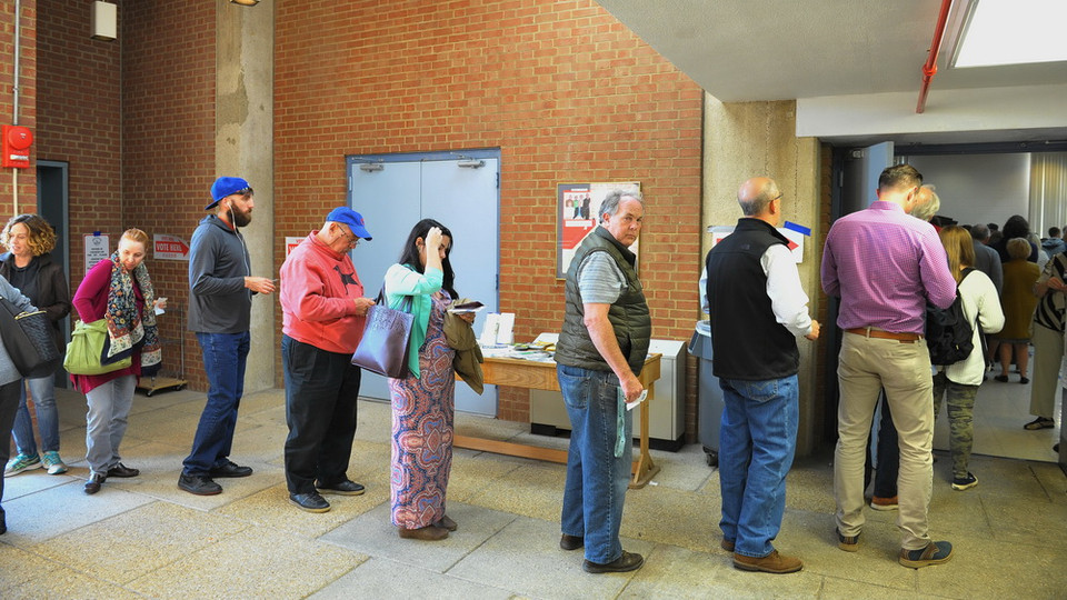 Các cử tri Mỹ xếp hàng vào bỏ phiếu tại Washington D.C. (Ảnh: Thanh Tuấn/Vietnam)