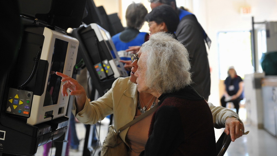 Một cử tri cao tuổi được hướng dẫn bầu cử. (Ảnh: Thanh Tuấn/Vietnam)