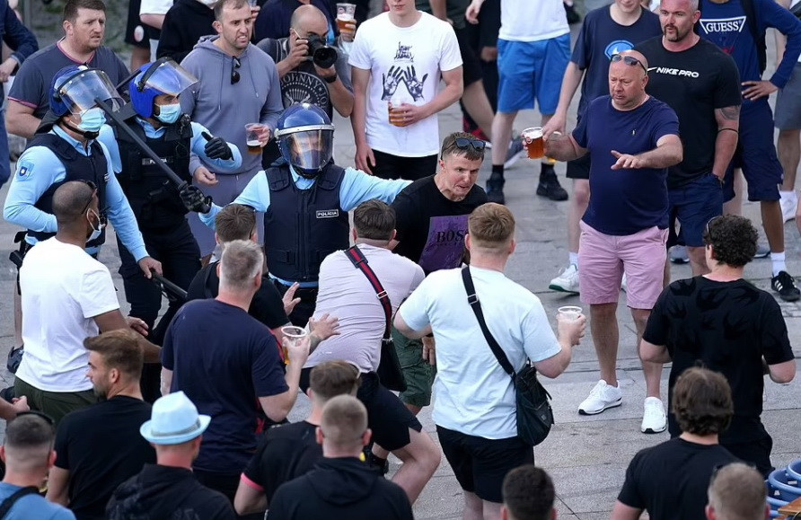 Những hình ảnh này không phải là hiếm gặp mỗi khi có đội bóng Anh thi đấu. (Nguồn: Daily Mail)