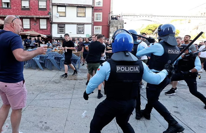 Thậm chí, cảnh sát đã phải dùng đến vũ lực để ngăn những đối tượng quá khích. (Nguồn: AP)