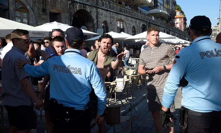 Lực lượng an ninh Bồ Đào Nha buộc phải can thiệp... (Nguồn: Getty Images)