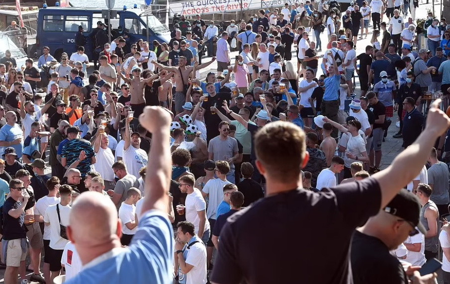 Có rất đông cổ động viên Anh sang Porto để cổ vũ cho Chelsea và Man City đá chung kết Champions League. (Nguồn: Getty Images)
