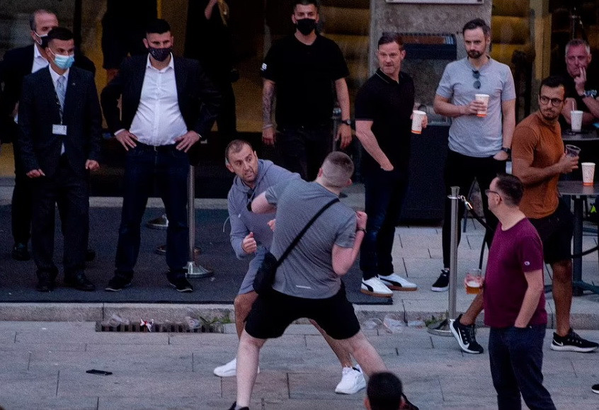 Cổ động viên Chelsea và Man City ẩu đã ngay bên ngoài sân Estadio do Dragao, Porto. (Nguồn: Daily Mail)