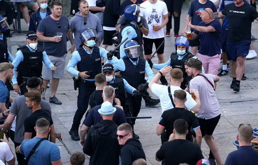 ...để ngăn cản những cái đầu nóng của cổ động viên hai bên. (Nguồn: PA)