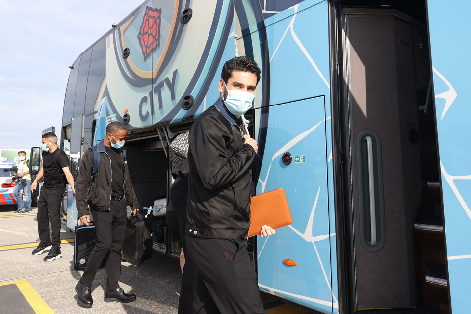 Thành viên Man City lên xe đến khách sạn. (Nguồn: Getty Images)