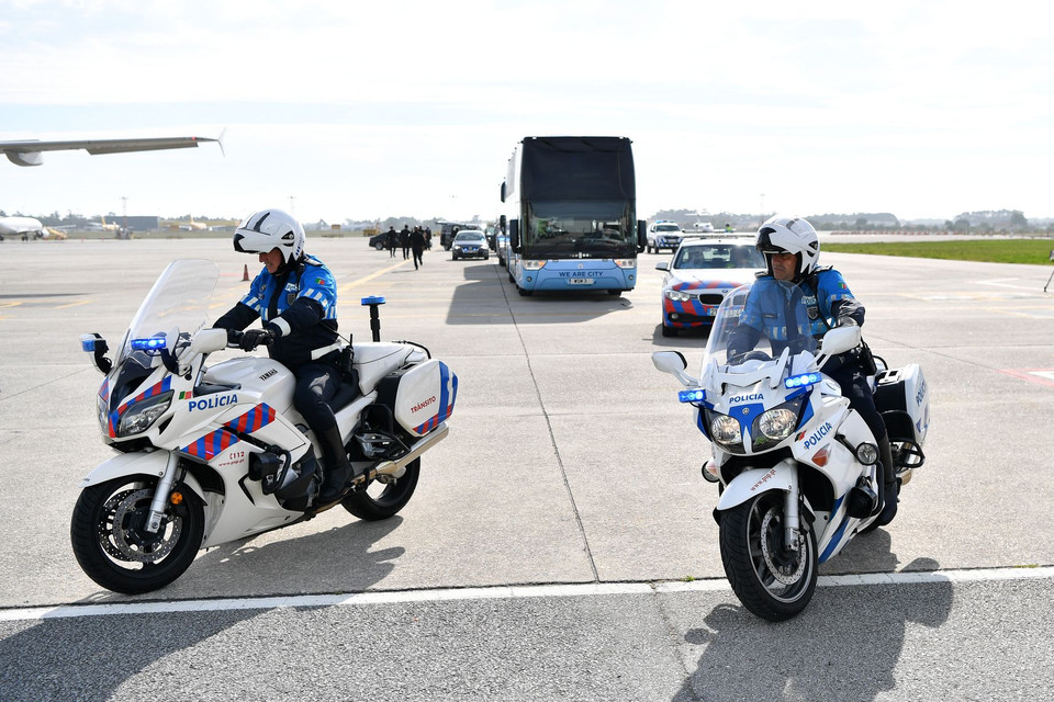 Man City được lực lượng an ninh dẫn đường. (Nguồn: Getty Images)