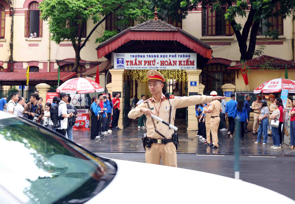Công an Thành phố Hà Nội đã bố trí lực lượng Cảnh sát Giao thông phân luồng, điều tiết giao thông tại 196 điểm thi trên địa bàn 30 quận, huyện, thị xã. (Ảnh: Phạm Kiên/TTXVN)