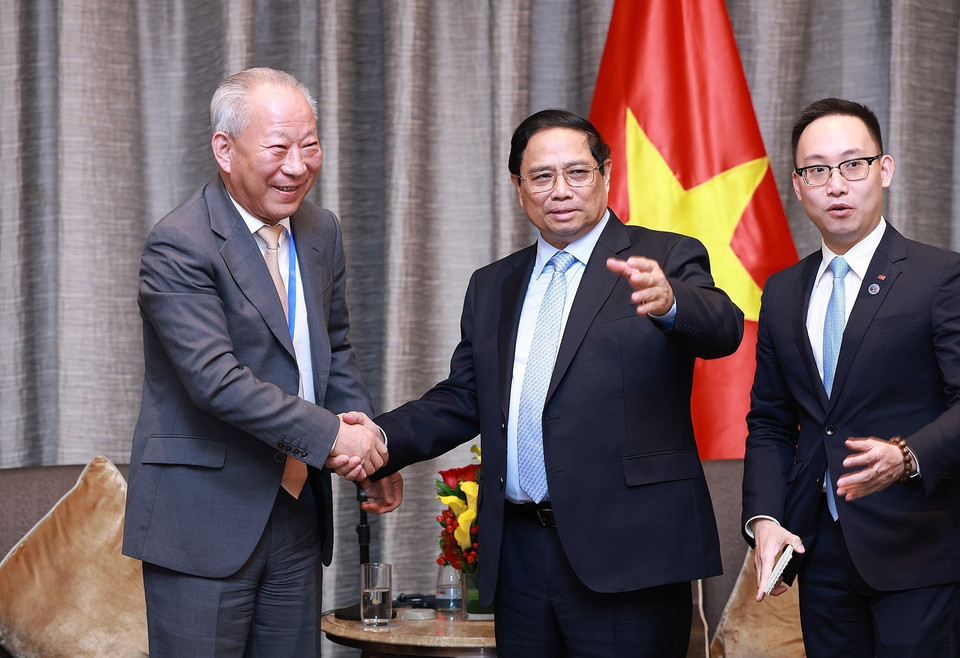 Thủ tướng Phạm Minh Chính tiếp ông Nghiêm Giới Hòa, Nhà sáng lập Tập đoàn Xây dựng Thái Bình Dương. (Ảnh: Dương Giang/TTXVN)