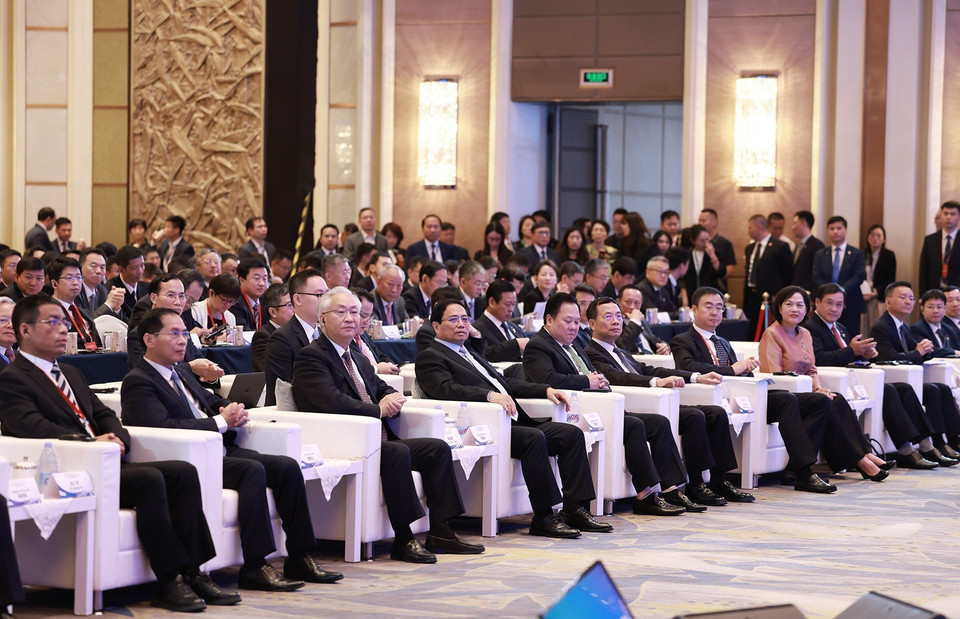 Thủ tướng Phạm Minh Chính và Phó Thủ tướng Trung Quốc Trương Quốc Thanh cùng các đại biểu tham dự hội nghị. (Ảnh: Dương Giang/TTXVN)