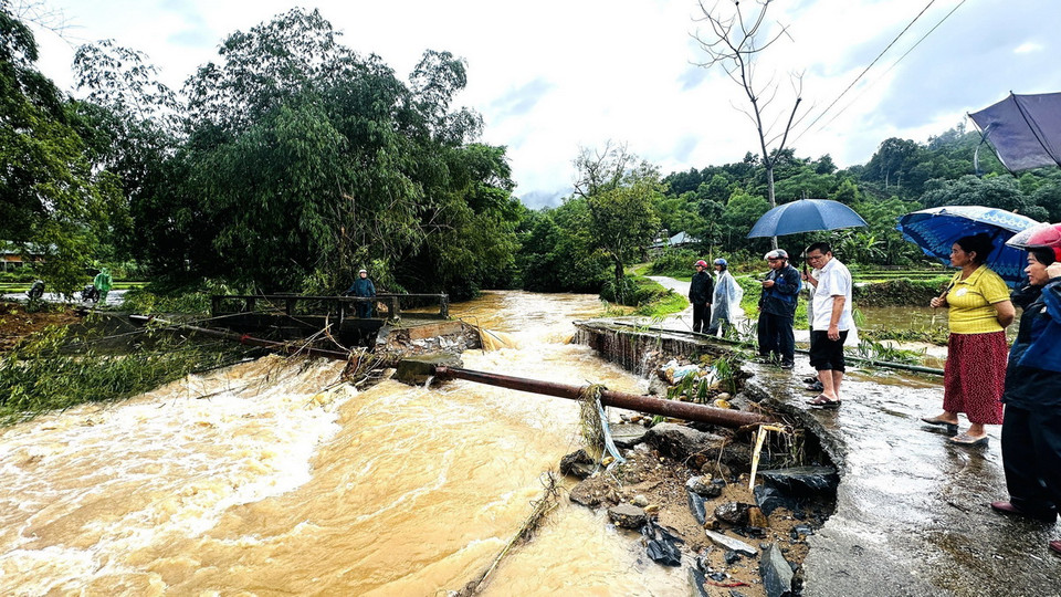 Lãnh đạo huyện Vị Xuyên kiểm tra các điểm ngập úng, sạt lở trên địa bàn. (Ảnh: Quỳnh Anh/TTXVN phát)