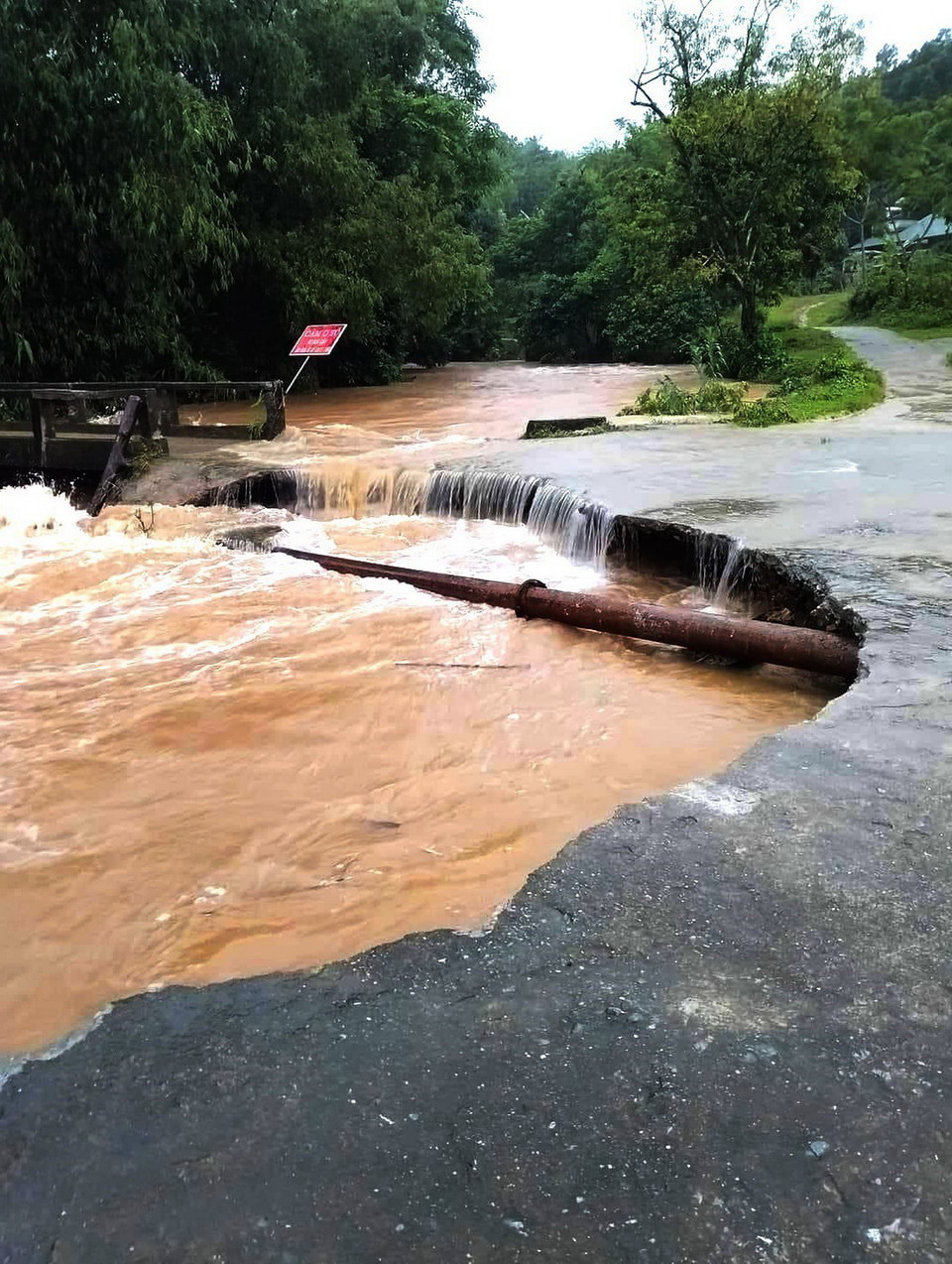 Mưa lớn trong nhiều giờ đã làm hỏng cầu tràn Thôn Dưới, xã Việt Lâm, huyện Vị Xuyên. (Ảnh: TTXVN phát)
